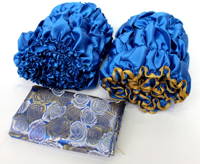 РК2705  Обтяжка атлас с золотом  парча  плотик с розами