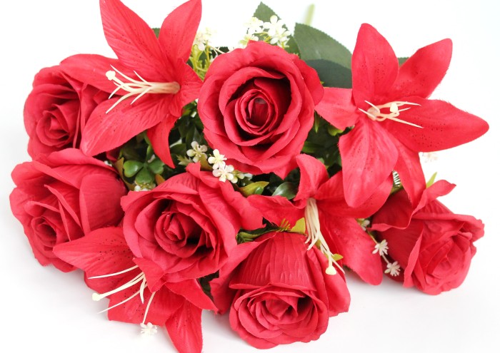 Б11737 Букет роз с лилией 10 гол."Марелла"Н50см(3микс)