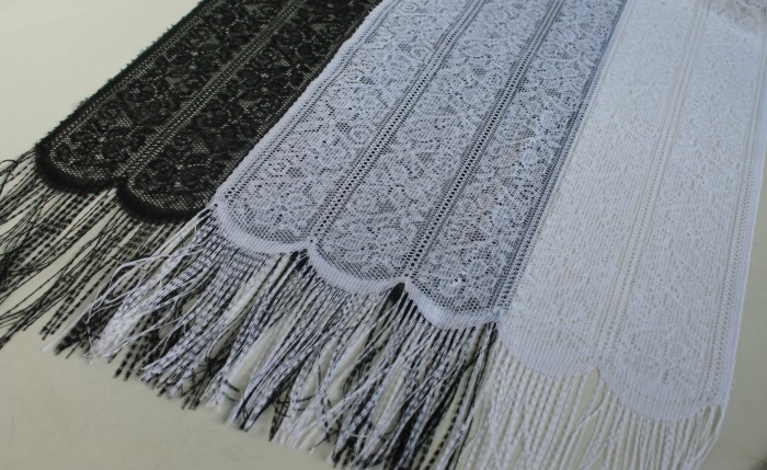 Р3509 Шарф белый/черный с кистями