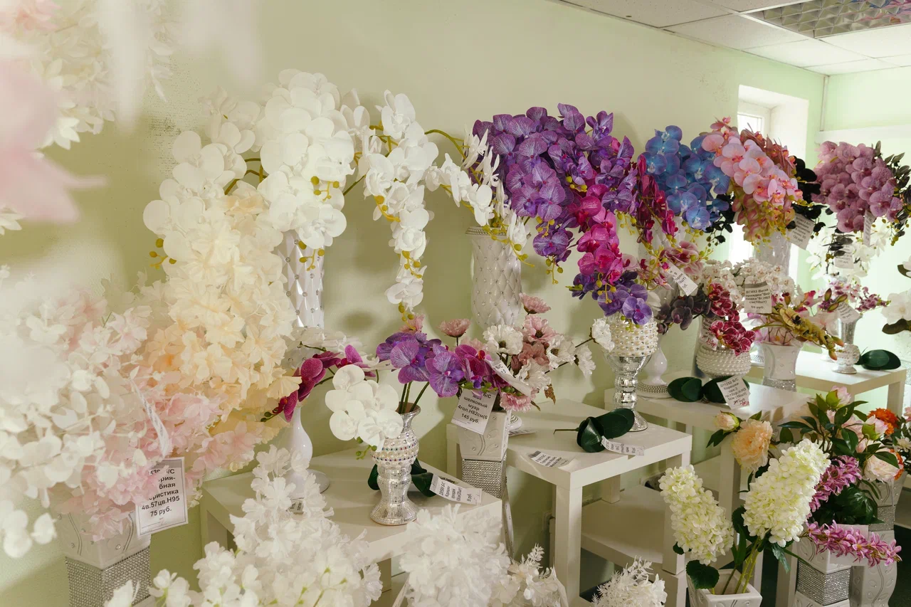 Преимущества искусственных цветов для декора оптом